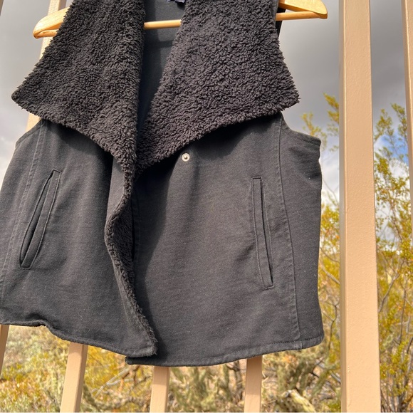 ⬇️Gap Ladies Vest W/Imitation Fur Size M Black Snap On Front Two Pockets - Picture 2 of 10